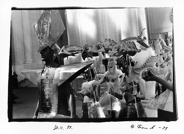 «Золотая интродукция к балету „Голем“»<br />
(перформанс в Смольном, СПб, 1999, фото Тимура Багова)