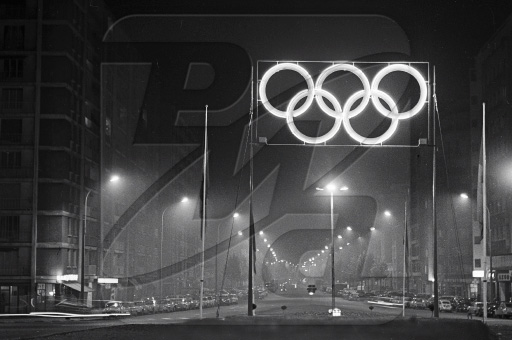 Иллюминация с олимпийской символикой на улице столицы зимней Олимпиады города Гренобля. ©<a href=http://visualrian.ru/images/item/46829>РИА "Новости"</a>