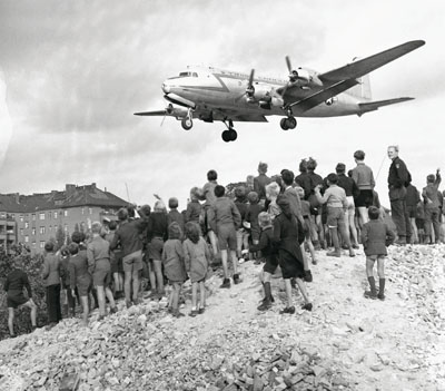 Landeanflug eines »Rosinenbombers« in Tempelhof, Berlin 1948.
 9; Henry Ries / The New York Times / DHM