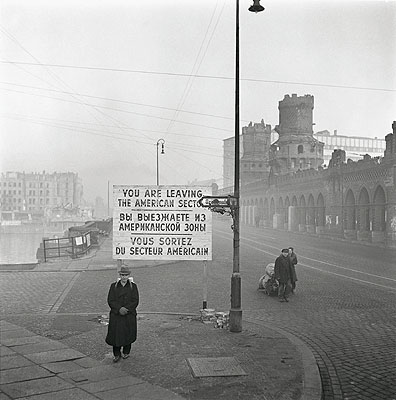 Grenze zwischen dem amerikanischen und sowjetischen Sektor an der Oberbaumbrücke in Berlin-Kreuzberg, Berlin, November 1948.  9; Henry Ries / The New York Times / DHM