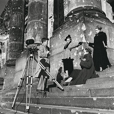 Der Kameramann Bill McClure von CBS-News bei Modeaufnahmen auf den Stufen des Reichstagsgebäudes, Berlin, 10. Oktober 1948.  9; Henry Ries / The New York Times / DHM