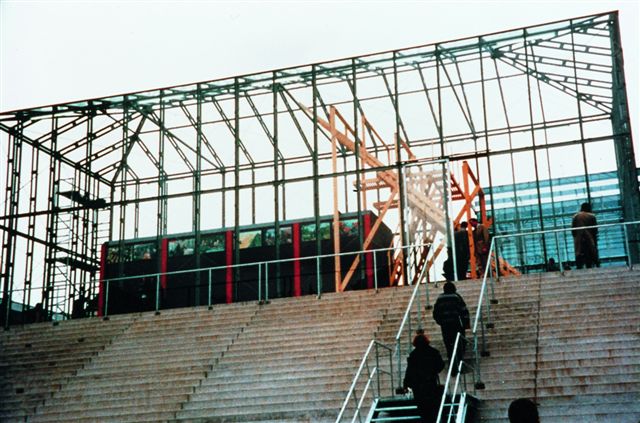 Илья и Эмилия Кабаковы. «Красный вагон» на платформе во дворе. <br />Музей прикладного искусства (МАК), Вена, 1994