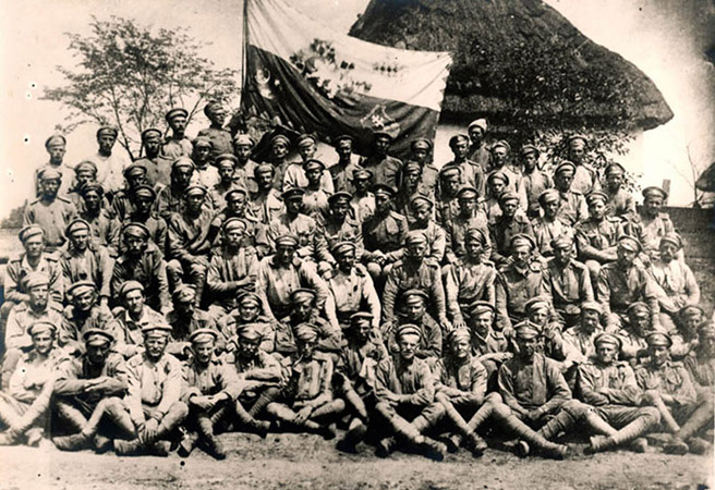 <p>Бойцы <nobr>1-го</nobr> чехословацкого стрелкового полка с полковым знаменем. (1917 г.)</p>