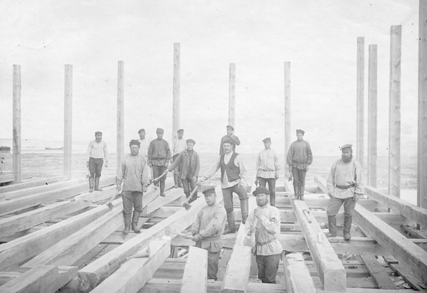 «Плотники на строительстве»