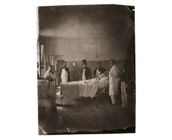 Charles Nègre: Asile Impérial de Vincennes, La visite du médecin, 1858-59. Epreuve albuminée, 21.6 x 16.5 cm. Estimate: EUR 20 - 30.000. © Sotheby’s/ Art Digital Studio