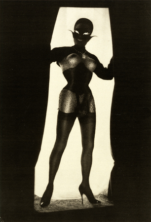 Pierre Molinier.
Autoportrait avec objet fétiche, chaman, 1968.
(Selbstportrait mit schamanistischem Fetisch).
Silbergelatine-Abzug, 24 x 18 cm.
Privatsammlung.
© Pro Litteris, Zürich