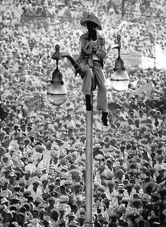 "El Quijote de la Farola (The 
Don Quixote of the Lamppost)"
photograph, 1959.