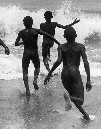 Martin Munkacsi, Boys running into the surf at Lake Tanganyika, ca. 1930, © Joan Munkacsi, Courtesy of Ullstein Bild