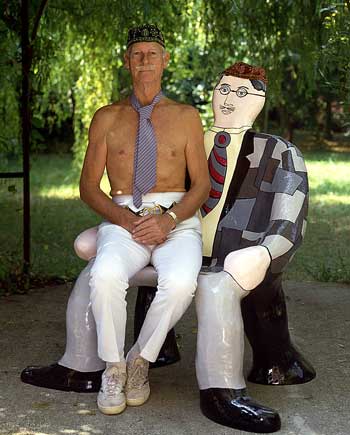 Norman Parkinson. Norman Parkinson with Niki de Saint Phalle sculpture, Town and Country, 1982