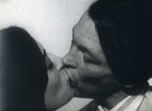 <p><b>«Kiss»</b>, 1963<br />
Andy Warhol: Motion Pictures<br />
KW Institute for Contemporary Art, <br />
Berlin May 9 — August 8, 2004 <br />
Curated by Mary Lea <br />
Bandy Installation views<br />
Photographer: Rainer Jordan, 2004<br /></p>