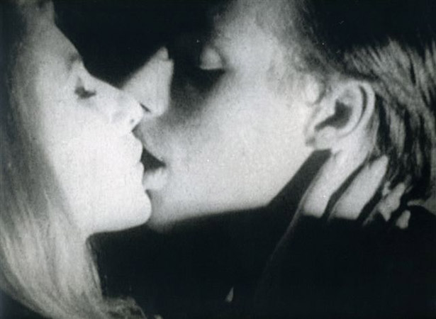 <p><b>«Kiss»</b>, 1963<br />
Andy Warhol: Motion Pictures<br />
KW Institute for Contemporary Art, <br />
Berlin May 9 — August 8, 2004 <br />
Curated by Mary Lea <br />
Bandy Installation views<br />
Photographer: Rainer Jordan, 2004<br /></p>