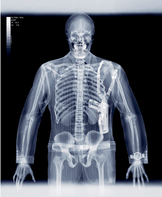 © Nick Veasey<br />
A "suit packing heat"