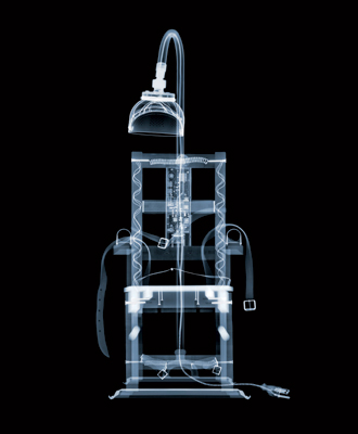© Nick Veasey<br />
An electric chair