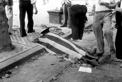 Garde d’assaut mort sur la Rambla Santa Mтnica.
Barcelone, 19 juillet 1936.
Agustн Centelles.
Tirage argentique.
Archives Centelles, Barcelone / © ADAGP, Paris, 2009