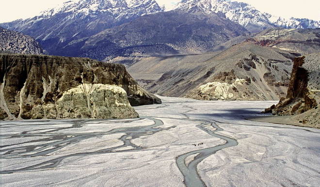 Экспедиция в Тибет проходила через труднодоступные горные  
отроги - на фото караван экспедиции.