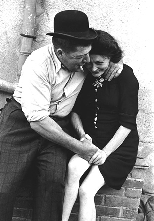 Пьер Була<br>
Пара в свадьбе <br>
май 1945 <br>
© Pierre Boulat