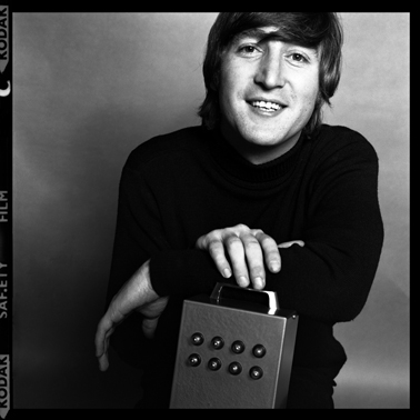 John Lennon 1965 © BRIAN DUFFY/COURTESY CHRIS BEETLES GALLERY