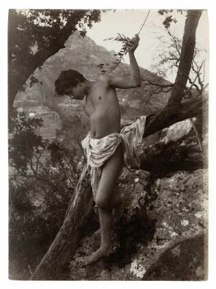 Wilhelm von Gloeden (1856 Volkshagen/Wismar - 1931 Taormina)
Jьngling in Landschaft bei Taormina, ca. 1890, Mьnchner Stadtmuseum/Sammlung Fotografie