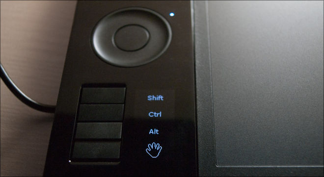 Рядом с  клавишами ExpressKeys размещаются OLED-дисплеи с регулируемой яркостью подсветки