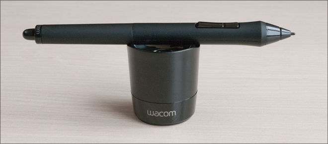 К планшету прилагается фирменное перо Wacom Grip Pen, созданное по запатентованной компанией технологии и работающее без проводов и батареек