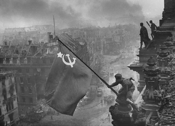 Знамя Победы над Рейхстагом. Берлин, 1945 год. Фото: Евгения Халдея