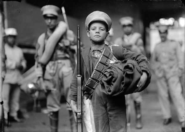 Братья Касасола. Мальчик с боекомплектом солдата Федеральных войск. 1913г.
