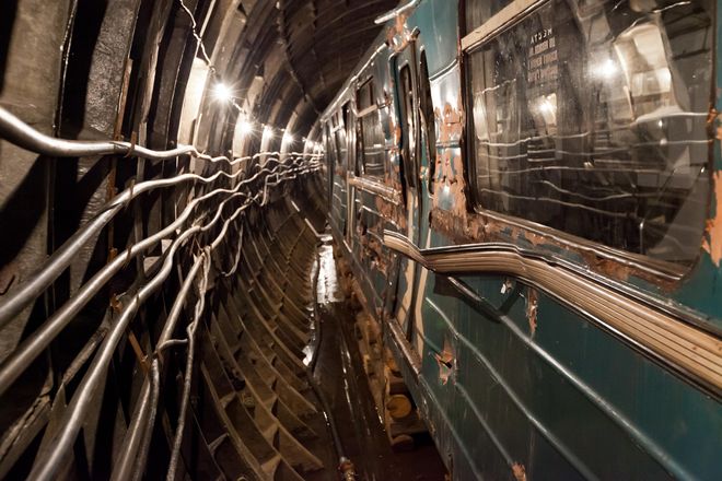 «МЕТРО в  кино». Искореженный поезд после  катастрофы.<br />
Фото: Александр Попов