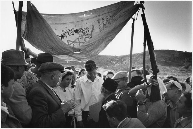 Chim, [Wedding under an improvised huppah propped up with guns and pitchforks, Israel], 1952. © Chim (David Seymour)/Magnum Photos.