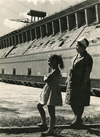 Братская ГЭС.  Семейство автора у плотины на выходе Ангары. 1967