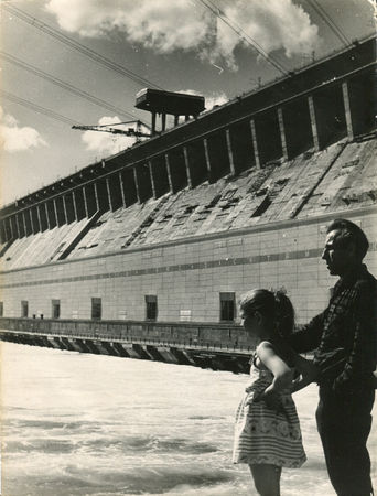 Братская ГЭС. Отец с дочкой  у плотины на выходе Ангары. 1967