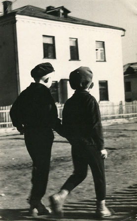 Ребята идут в детский сад. Нижнеудинск. 1960-e