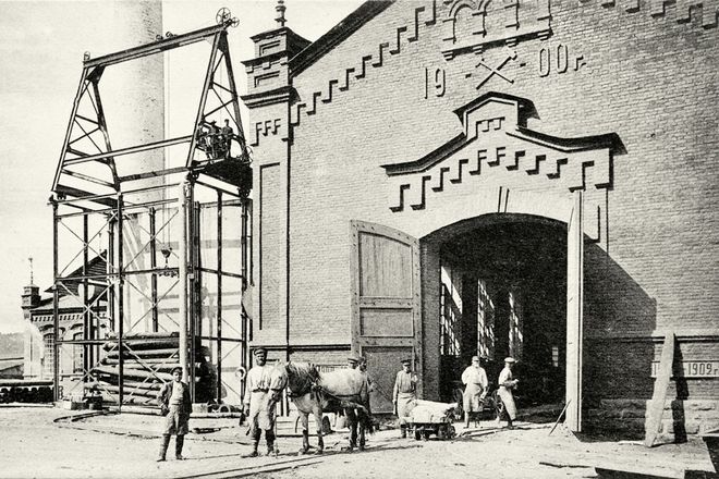 Металлургический завод на Урале (открытка), 1910. Photo by Imagno/Austrian Archives, Vienna