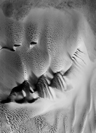 Dunes recouvertes de givre saisonnier © NASA/JPL/The University of Arizona/Éditions Xavier Barral