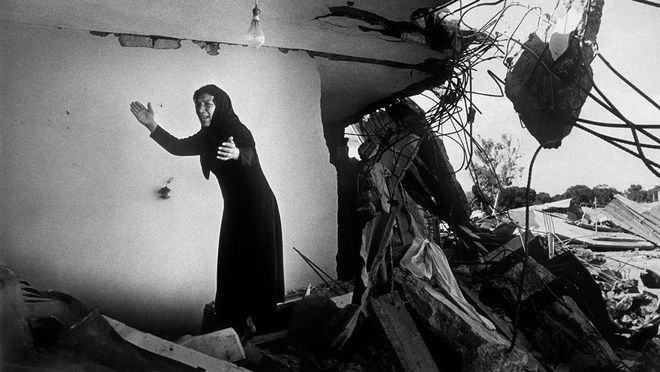 Дон Маккаллин / Contact Press Images. Женщина после резни в палестинском лагере беженцев Сабра, Бейрут, Ливан, 1982 г.
