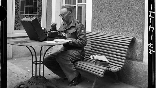 Джон Моррис / Contact Press Images. Британский военный корреспондент в американском пресс-центре, Нормандия, июль 1944 г.