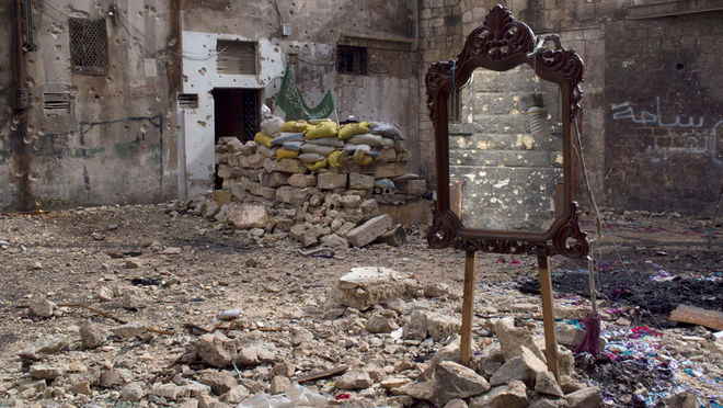 Джером Сессини / Magnum Photos. Боевики вооруженной оппозиции используют зеркало для наблюдения за сирийской армией, Алеппо, Сирия, февраль 2013 г.