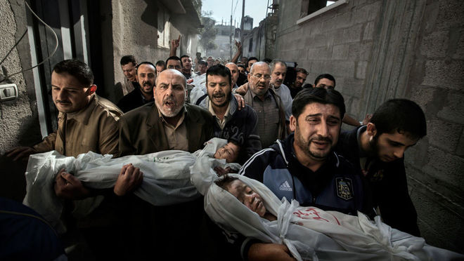 Пол Хансен. Фотография главного призера 56-го международного конкурса World Press Photo. Похороны палестинских детей в секторе Газа, погибших в результате израильского ракетного удара.