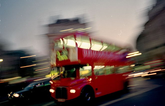Юрий Феклистов. 
Автобус на Пикадилли циркус.  Лондон, 2010. 
С-принт, 400 х 600.