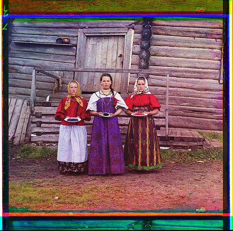 Сергей Прокудин-Горский. Крестьянские девушки, деревня Топорня, 1909