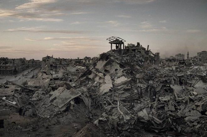 © Юрий Козырев (агентство NOOR) для TIME. Из статьи «Syrians Return to Devastation in Homs». 12 мая 2014 года