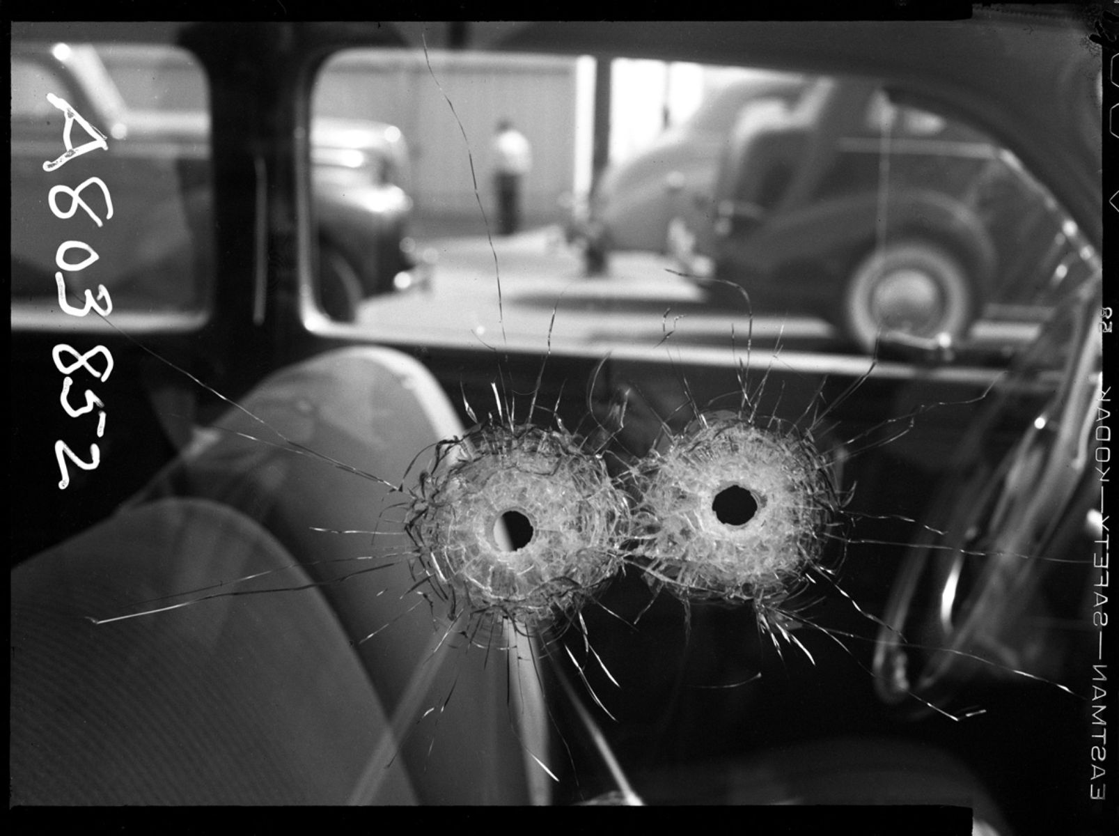 Пулевые отверстия в стекле авто