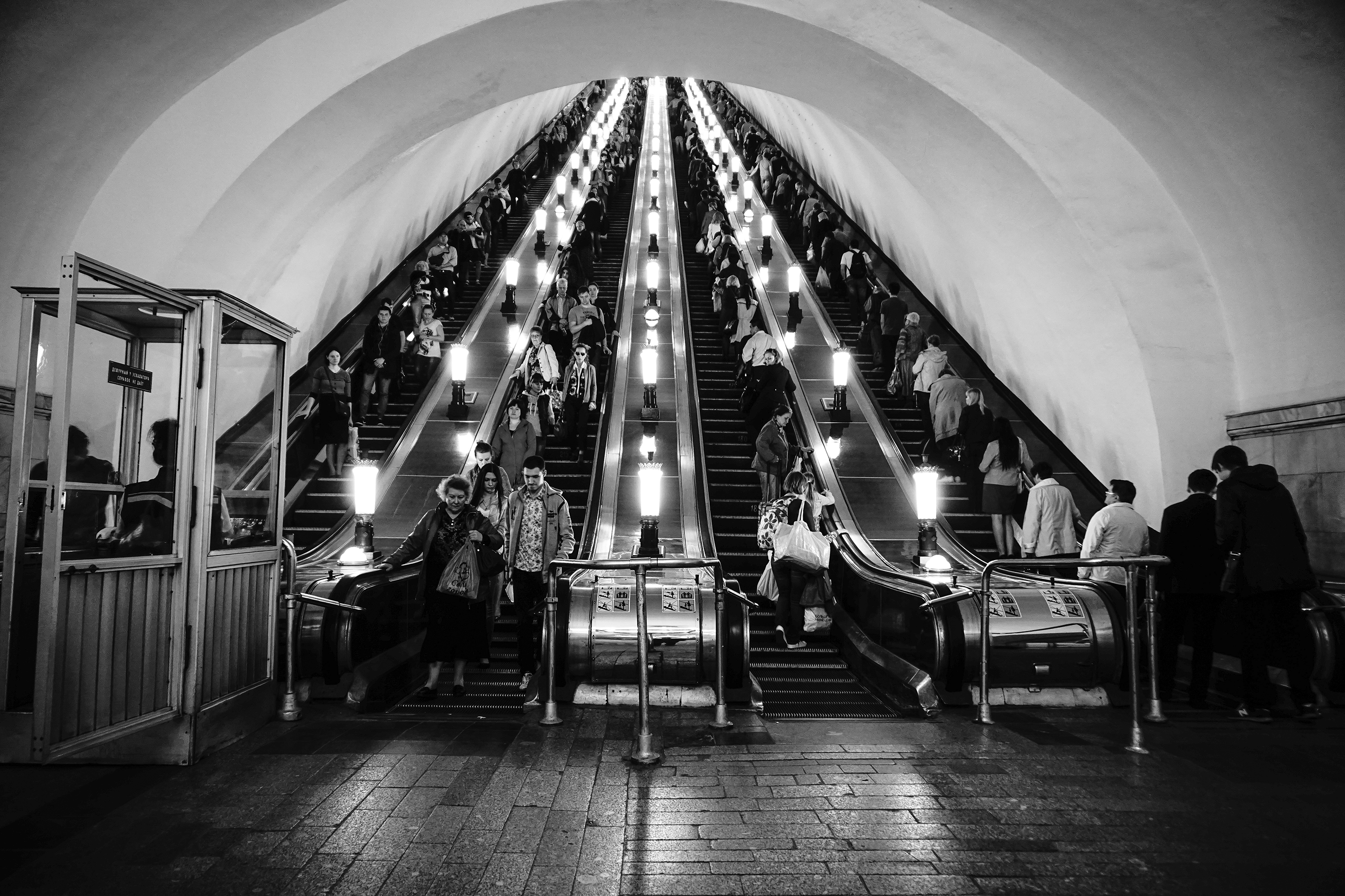 Черно белая станция метро в Москве