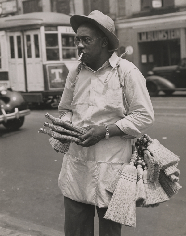 Продавец метёлок на 125 стрит, 1946. Todd Webb Archive/Museum of the City of New York