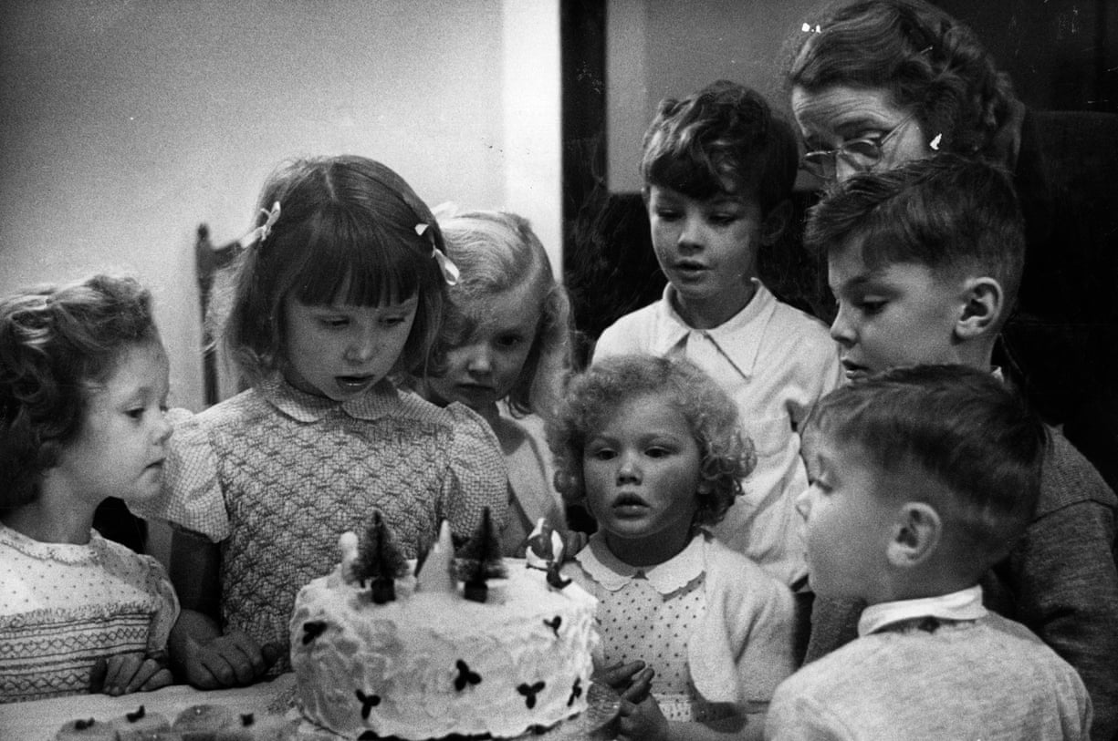 Декабрь 1951. Фотограф Грейс Робертсон. Children at the Party.