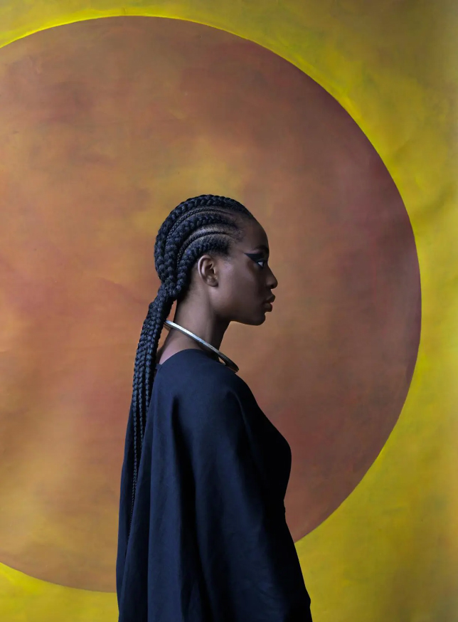 Дельфина Диалло, «Оракул», 2020

Эти работы принадлежат к серии «Бог – женщина». Диалло, живущая в Бруклине, родилась в Сенегале. Её портреты демонстрируют эмпатию и ответственное отношение к своей роли фотографа, а также готовность расширить возможности субъекта.