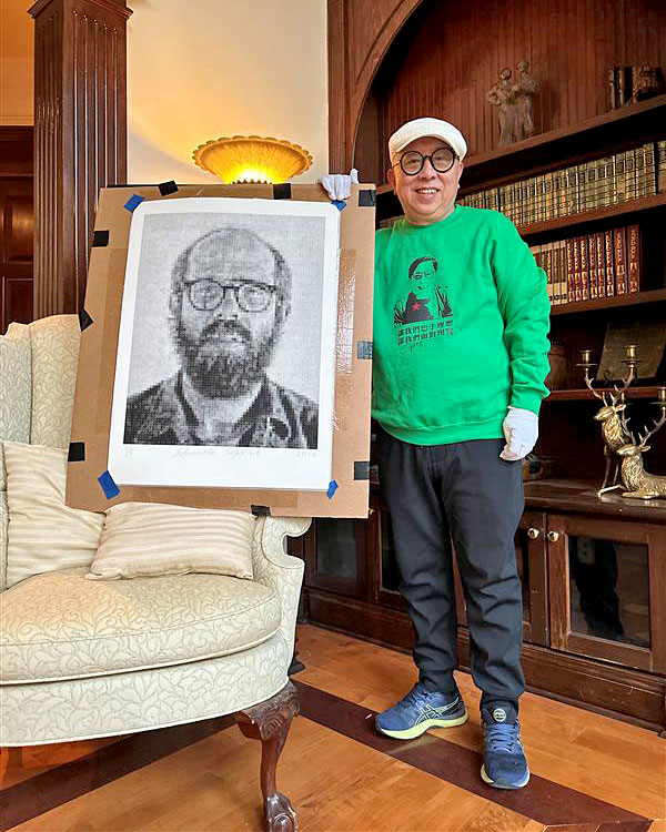 Чарлз Джин с автопортретом Чака Клоуза (Chuck Close)