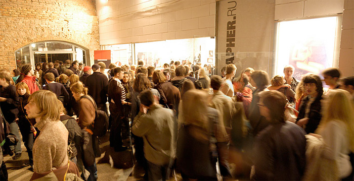 Нашествие зрителей в галерею Photographer.Ru на Винзаводе. Фото Андрея Безукладникова, 2008