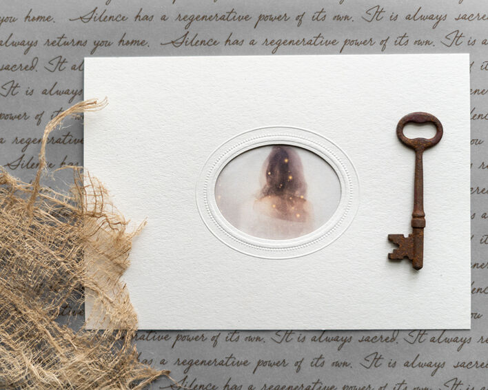 Автопортрет в рамке с элементами коллажа. © Кристин Клафф