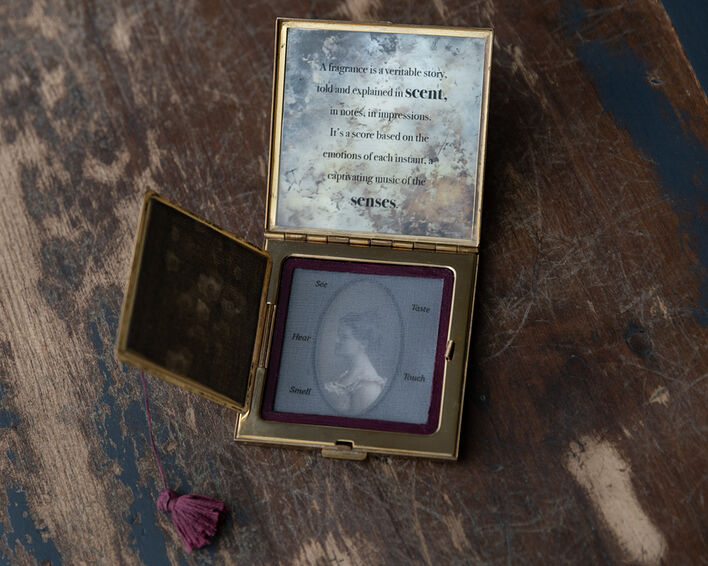 «Заметки отсутствия: горе в пяти чувствах», фотографический объект ручной работы. © Кристин Клафф