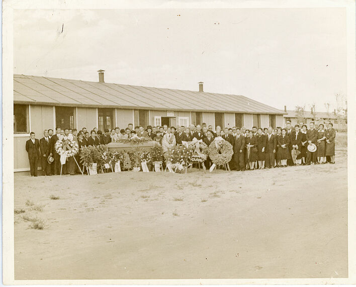 Фотография похорон деда Сэнди, из проекта «Покажи мне дорогу домой». © Сэнди Сугавара
